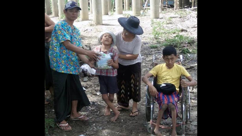 သာပေါင်းမြို့နယ်က မသန်စွမ်း ၁၀၀ ကျော်ကို အခြေခံစားသုံးကုန်များ လှူဒါန်း