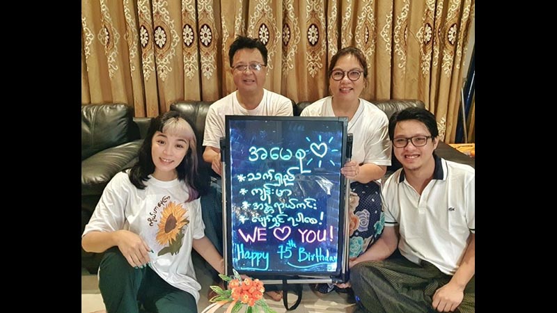 ဒေါ်အောင်ဆန်းစုကြည်မွေးနေ့အမှတ်တရ အနုပညာရှင်အချို့၏ ပန်းချီ၊ သီချင်း၊ ကဗျာ၊ စာလွှာ  (ဖေ့စ်ဘွတ်ခ်ရွာ… ဖေ့စ်ဘွတ်ခ်ကမ္ဘာ)