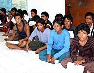 ေရာင္းစားခံရသည့္ ျမန္မာေရလုပ္သားမ်ားကုိ ကယ္ထုတ္