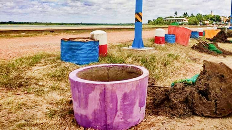 မိတ္ထီလာကန်ဘောင်တွင် အလှထားရှိသည့် ပန်းအိုး ၃၉ လုံး တွန်းလှဲဖျက်ဆီးခံရ