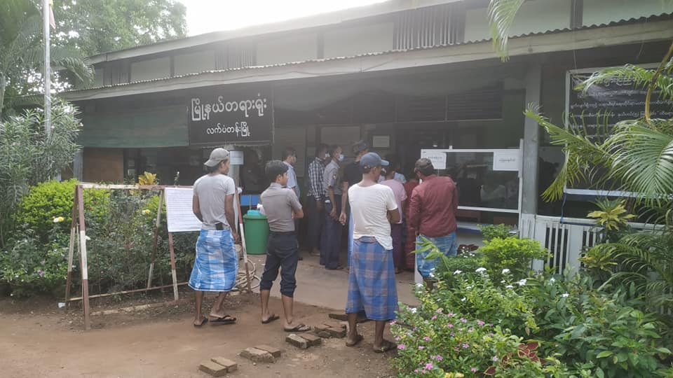 ကိုဗစ်ကာလ ပြည့်တန်ဆာလုပ်ငန်းလုပ်သည့် လက်ပံတန်းက သုံးပန်လှ KTV ဆိုင်ကို ရဲတပ်ဖွဲ့က ဝင်ရောက်ဖမ်းဆီး