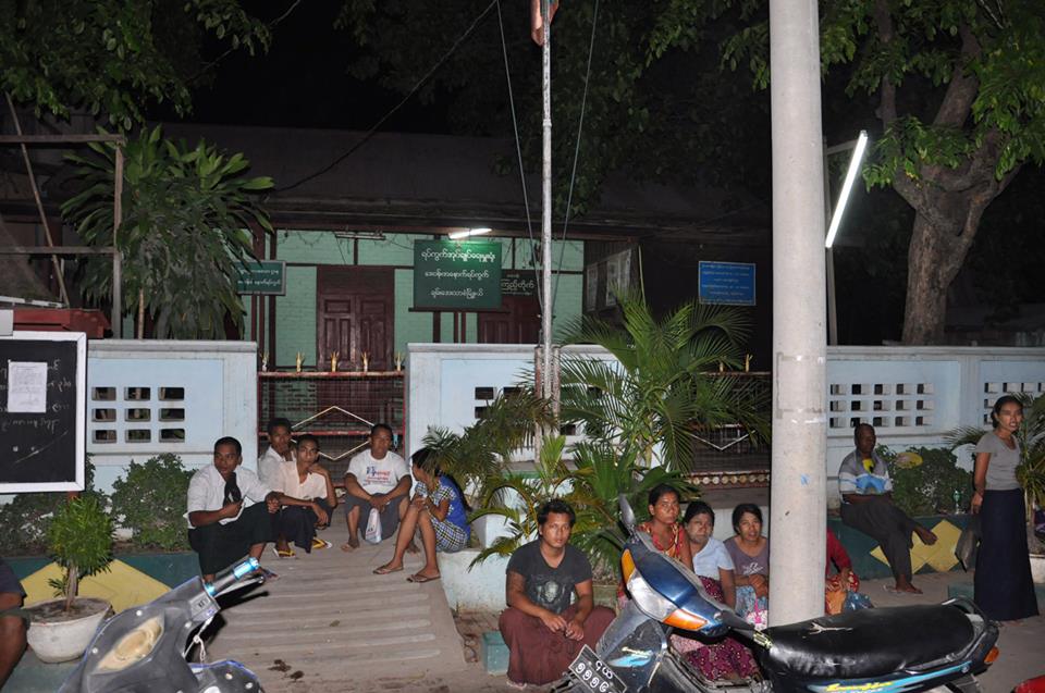 တန္ဖုိးနည္းဆင္းကတ္ ရ႐ွိရန္ ညကတည္းက ေစာင့္ဆုိင္း (ဓာတ္ပုံ)