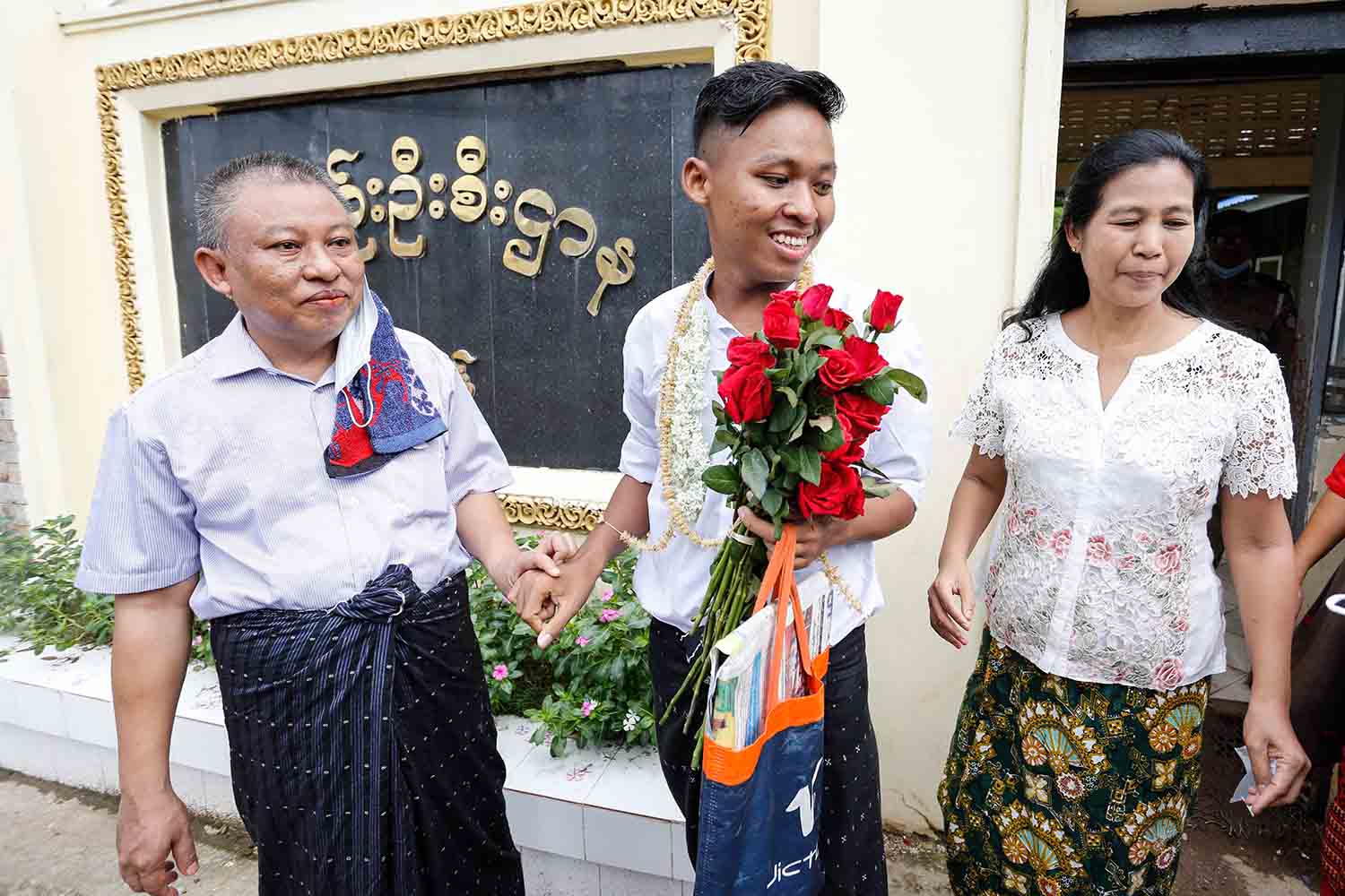 ဒေါင်းတို့မျိုးဆက်သံချပ်အဖွဲ့ဝင် ကိုဇော်လင်းထွဋ် (ခ) ကိုဖိုးသား ပြန်လွတ်လာ