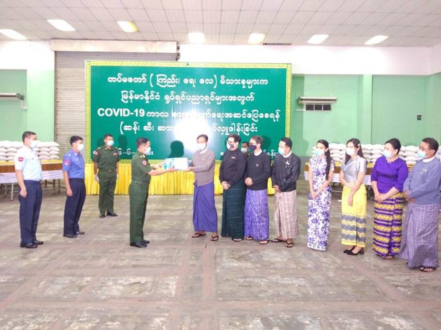 ရုပ်ရှင်ပညာရှင်များကို စားသောက်ကုန်များ တပ်မတော် လှူဒါန်း