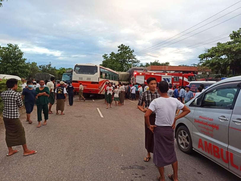 အင်းတကော်မြို့တွင် ယာဉ်တိုက်မှုဖြစ်ပြီး အထည်ချုပ်စက်ရုံကြိုပို့ယာဉ်ပေါ်က လူ ၄၀  ခန့် ဒဏ်ရာရ