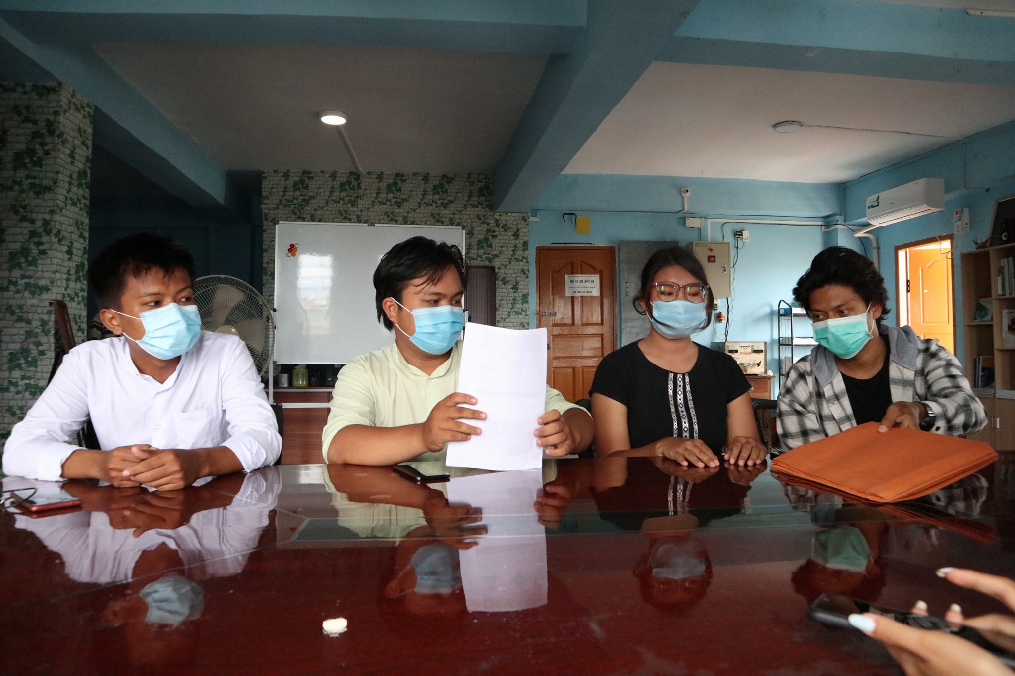 တေးသံရှင်မနော ပြန်လည်တောင်းပန်ရန် ရတနာပုံတက္ကသိုလ်ကျောင်းသားအချို့ တောင်းဆို