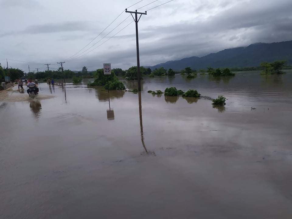 ဗန်းမော်-မြစ်ကြီးနားလမ်းပိုင်း၌ မိုးသည်းထန်ပြီး တောင်ပြိုကျမှုနှင့် ရေကျော်မှုများဖြစ်ပေါ်