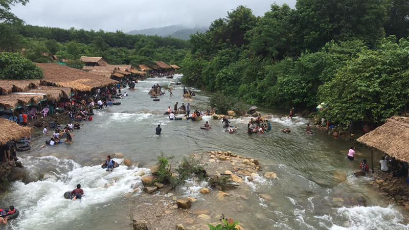 ကင်မွန်းစခန်းအနီး ကဒက်ချောင်း အပန်းဖြေစခန်းတွင် လာရောက်လည်ပတ်သူများ (ဓာတ်ပုံ)