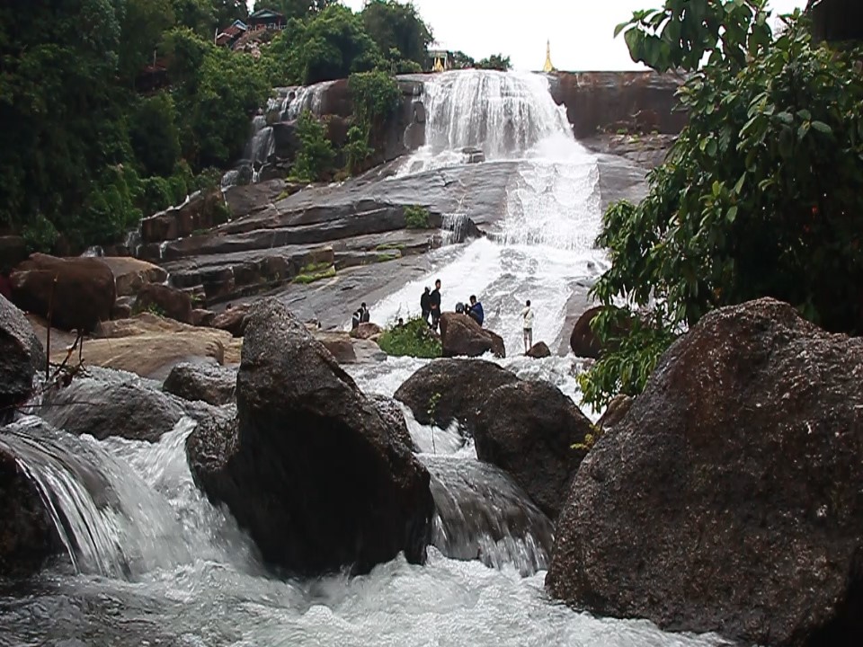 ဇင်းကျိုက်ရေတံခွန်သို့ လာရောက်မလည်ပတ်ကြရန် မြို့နယ်စည်ပင် တိုက်တွန်း