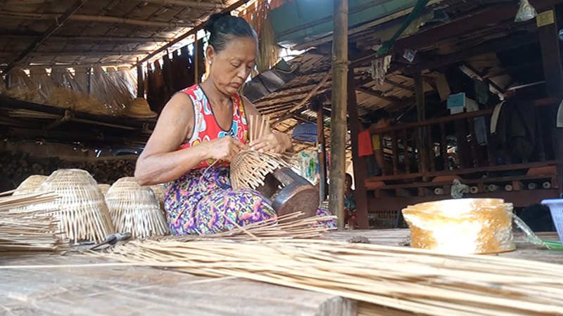သထုံမြို့နယ်ထဲ ရိုးရာနှီးခမောက်လုပ်ငန်း လုပ်ကိုင်သူ နည်းလာ