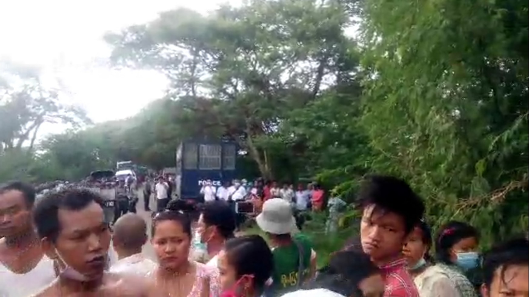 ပုလဲမြို့နယ် စစ်​ဆေး​ရေးဂိ​တ်​မြေရှင်းရာမှ ရုန်းရင်းဆန်ခတ်ဖြစ်၊ ရာဘာကျည်ဖြင့်ပစ်ခံရ၍  ၃ ဦး ဒဏ်ရာရ