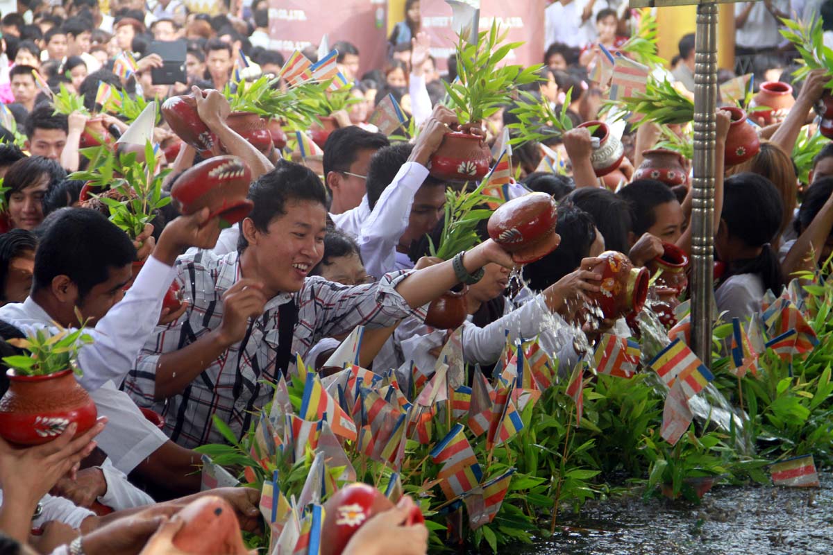 ကဆုန္လျပည့္ေန့ ေညာင္ေရသြန္းပြဲေတာ္