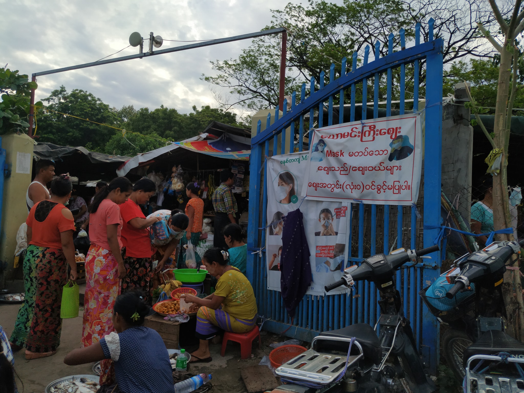 မန္တလေးမြို့က နှာခေါင်းစည်းမတပ်သည့် ဈေးသည်၊ ဈေးဝယ် ၁၅၀၀ ခန့်ကို အရေးယူခဲ့