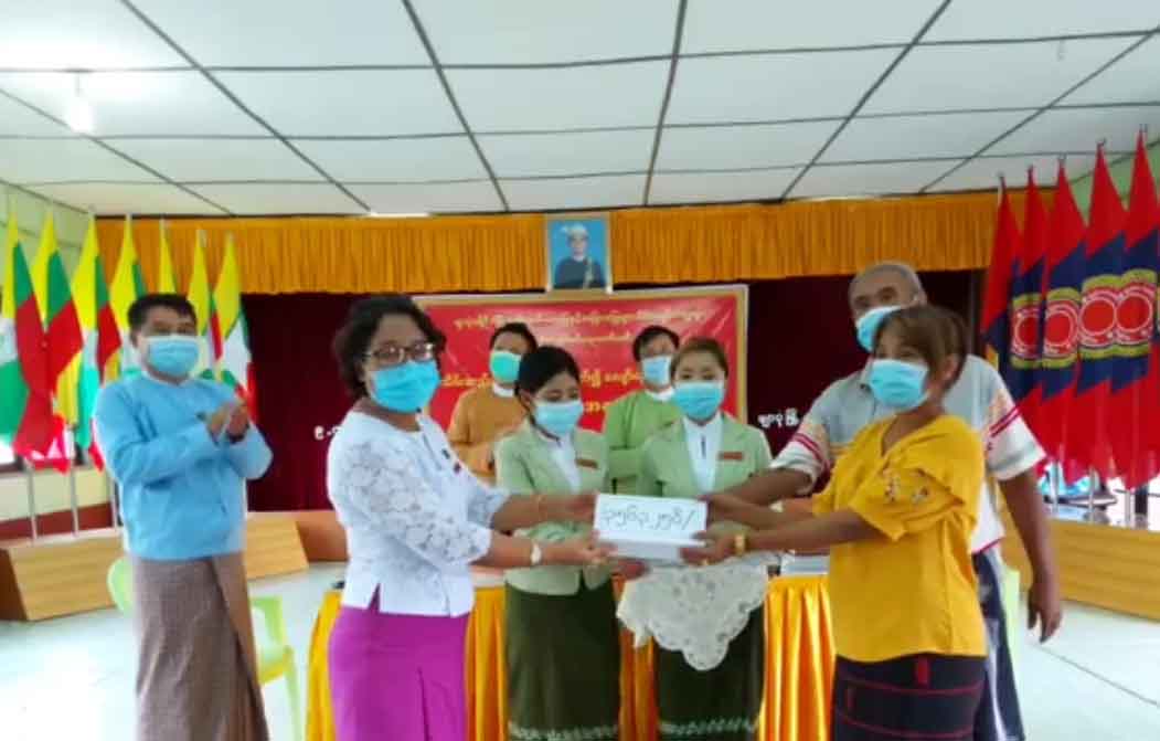 အမာမြို့က တောင်သူ ၂ ဦးကို မြေယာလျော်ကြေး သိန်း ၁၅၀ ကျော် ပေးအပ်