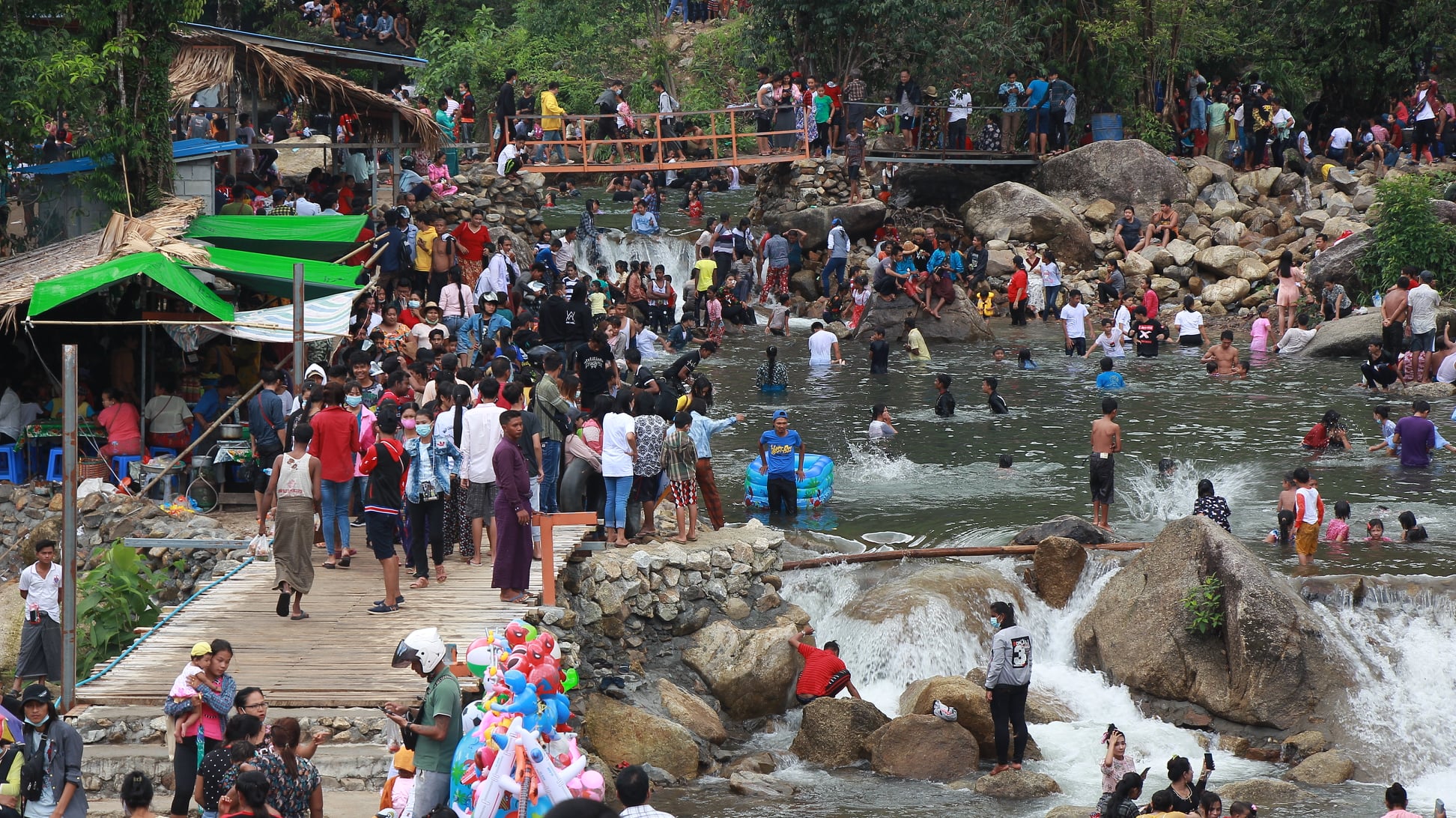 ပေါင်မြို့နယ်က ဆင်ရွာရေတံခွန်ကို လူစုလူဝေးကြောင့် လည်ပတ်ခွင့်ပိတ်သိမ်း