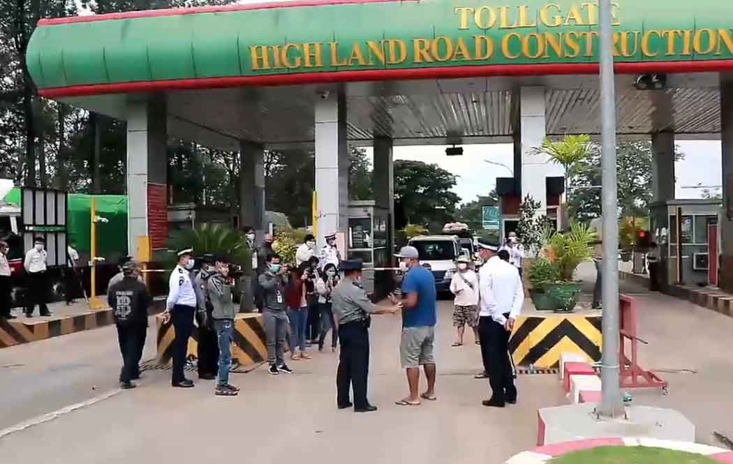 အောင်သပြေတိုးဂိတ်တွင် ယာဉ်ဖြတ်သန်းခ ပြန်ကောက်သဖြင့် ဒေသခံယာဉ်များ ပိတ်ဆို့ကန့်ကွက် 