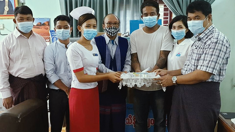 အဆိုတော် လင်းလင်းနှင့် ဇနီးချစ်သုဝေ ပုသိမ်ဆေးရုံကြီးကို သိန်း ၂၀၀ လှူ ဒါန်း