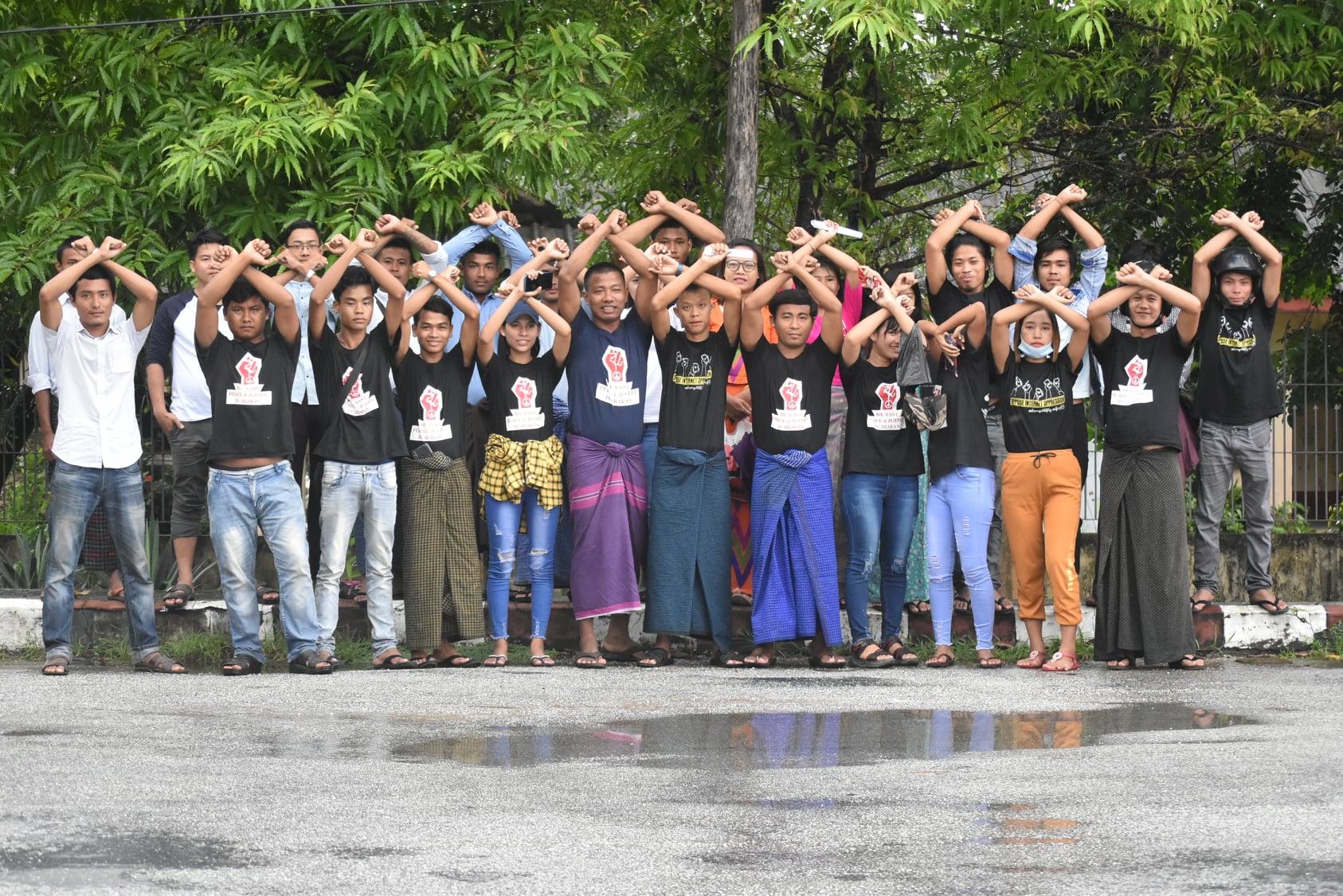 အင်တာနက်ဖြတ်တောက်မှု ၁ နှစ်ပြည့်ကမ်ပိန်းပြုလုပ်သူ ရခိုင်လူငယ် ၂ ဦးကို ခံဝန်ဖြင့် ပြန်လွှတ်