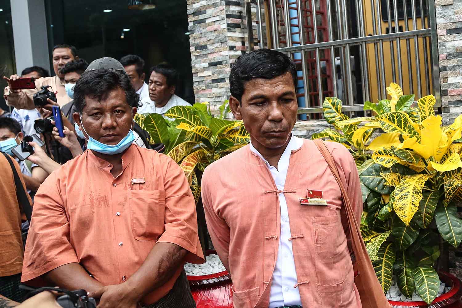 ပါတီတာဝန်က ရပ်နားခံရသည့် ဝါးခယ်မမြို့နယ် NLD အလုပ်မှုဆောင်များ ပါတီဌာနချုပ်သို့ လာရောက်ဖြေရှင်း 