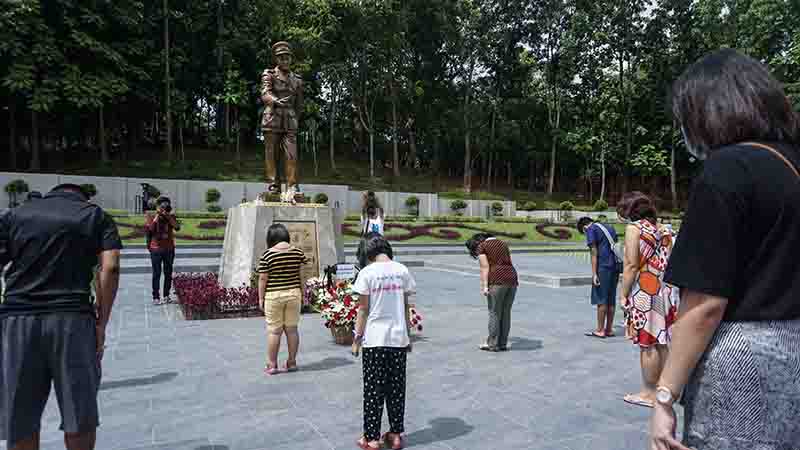 ၇၃ နှစ်မြောက်အာဇာနည်နေ့တွင် ဗိုလ်ချုပ်ကြေးရုပ်ကို ပြည်သူများ လာရောက်ဂါရဝပြု (ဓာတ်ပုံ)