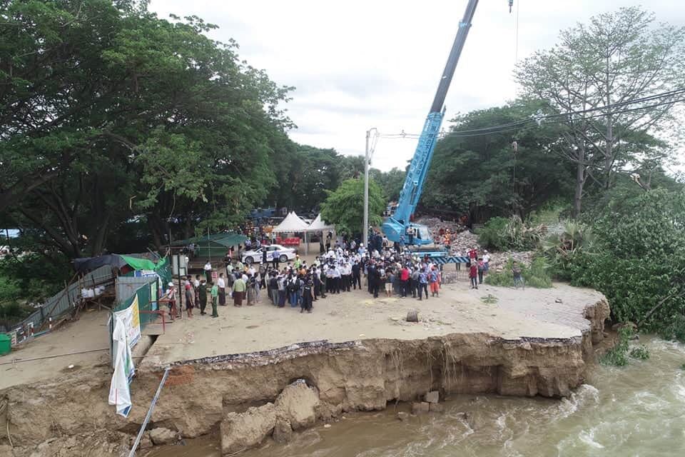 ဧရာဝတီမြစ်ရေတိုက်စားမှုကြောင့် ကျိုးပေါက်ခဲ့သည့် ရွှေဂဲရေထိန်းတံခါး (ဓာတ်ပုံ)