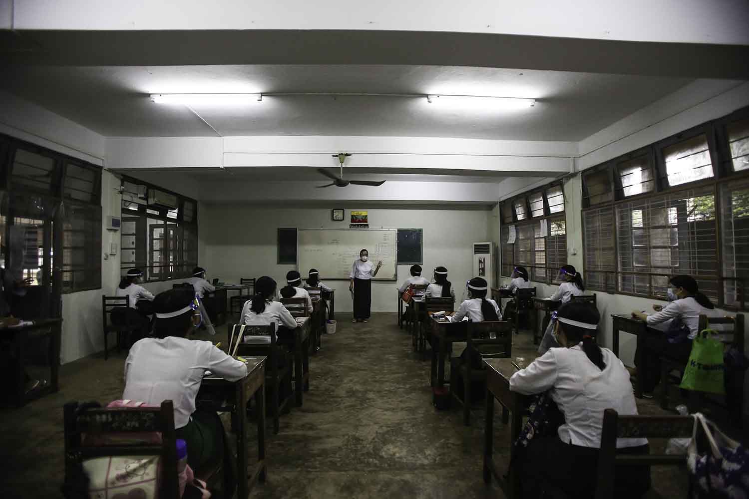 အခြေခံပညာအထက်တန်းကျောင်းများ ပြန်လည်စတင်ဖွင့်လှစ်