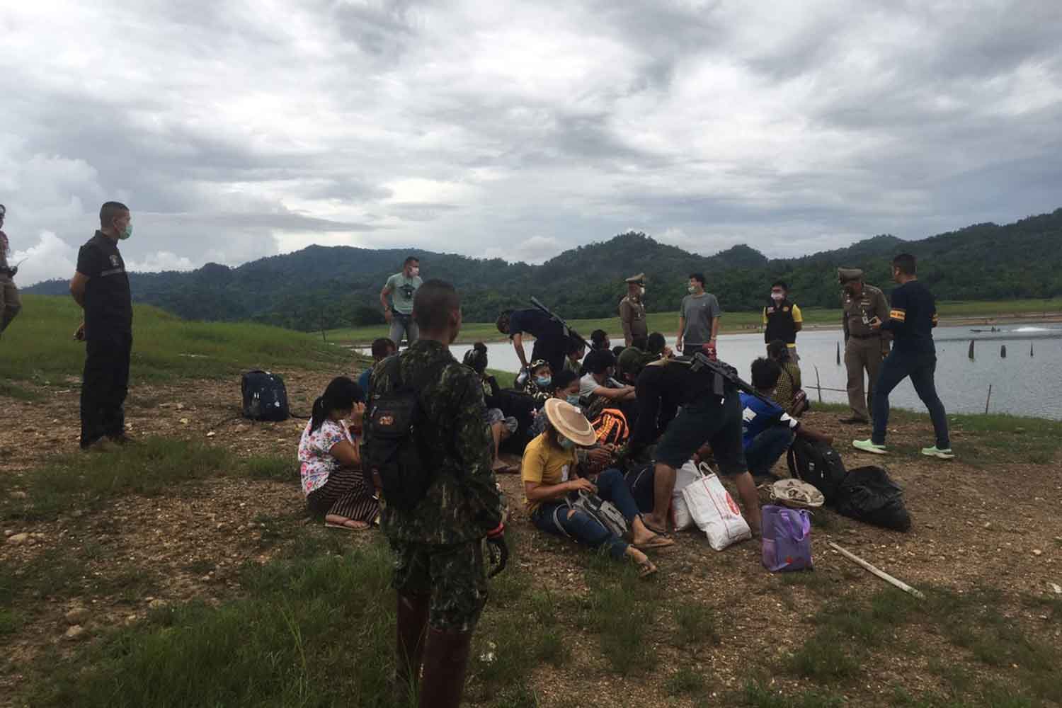ထိုင်းအမျိုးသမီးလမ်းပြနှင့်အတူ တရားမဝင် လာရောက်သည့် မြန်မာ ၁၈ ဦးကို ထိုင်းရဲ ဖမ်းဆီး