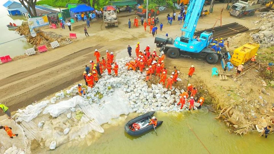အမရပူရမြို့နယ်ရှိ တာရိုးကျိုးပြီး ရေဝင်ခဲ့သည့်ရပ်ကွက်များတွင် ရေစုပ်ထုတ်ပေးနေ