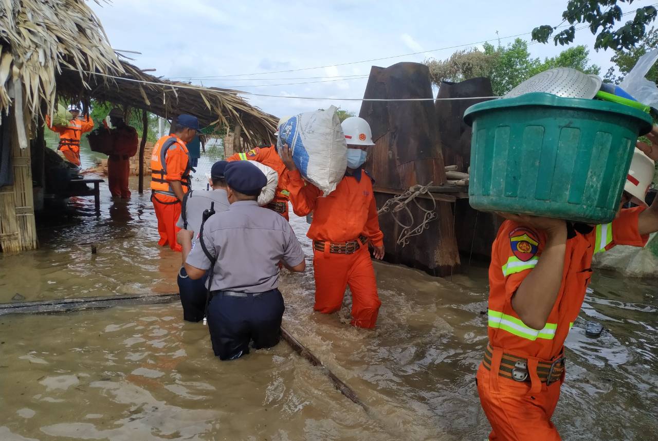 စစ်ကိုင်း၊ အိုးဘိုရပ်ကွက်မှာ ဧရာဝတီမြစ်ရေဝင်ပြီး ဒေသခံများကို ပြောင်းရွေ့ 