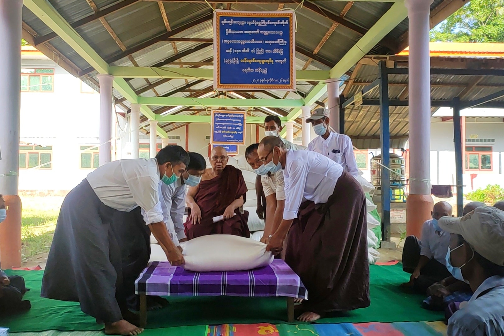 ရေကြည်မြို့နယ်က ရွာသား ၁၀၀၀ ကျော်အတွက် ချင်းကုန်းဆရာတော် ဆန်လှူဒါန်း