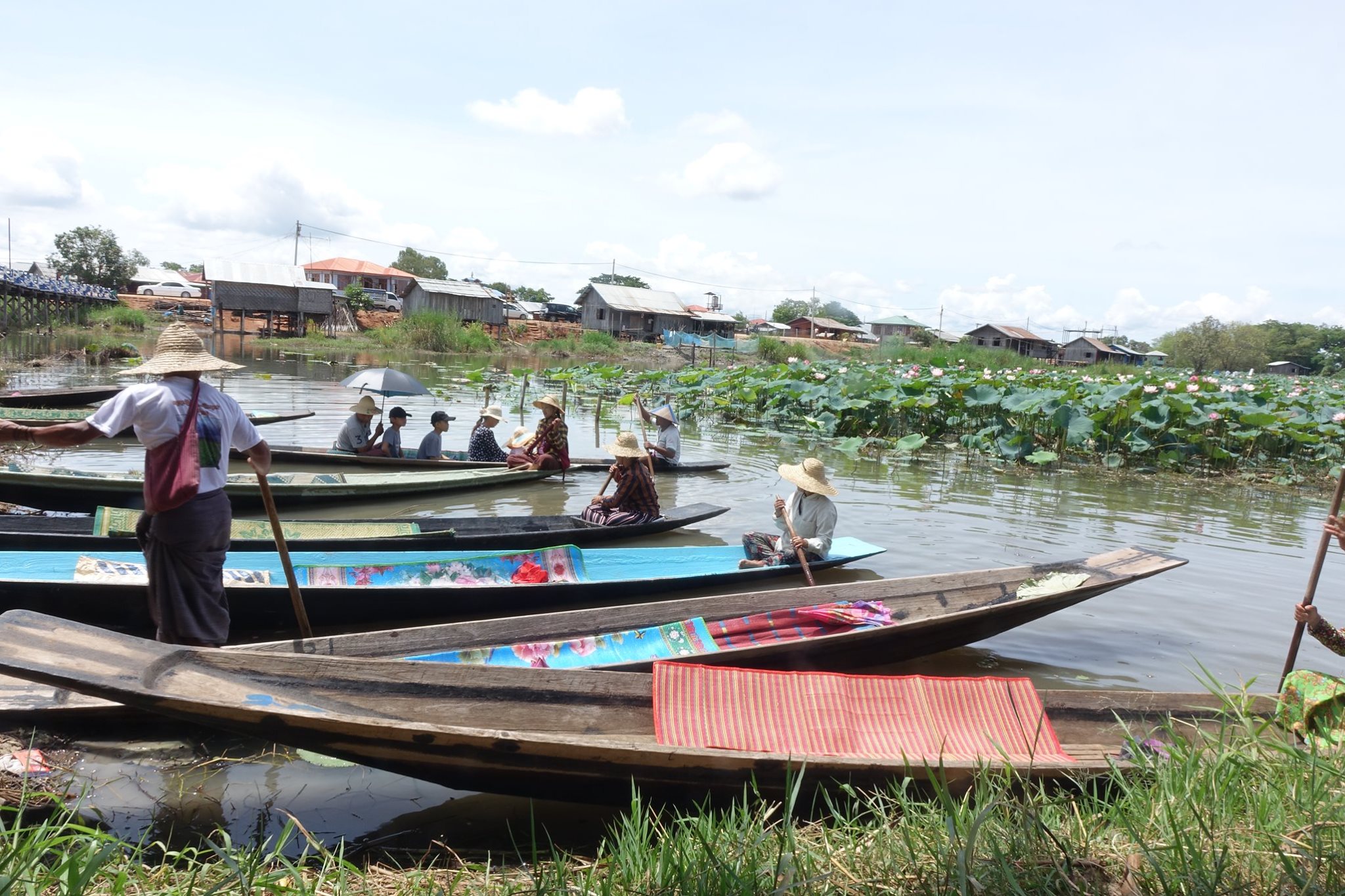 ဒီးမော့ဆို ဘုရားဖြူကျေးရွာက ကြာကန်တွင် လာရောက်လည်ပတ်သူများ စည်းကားနေ