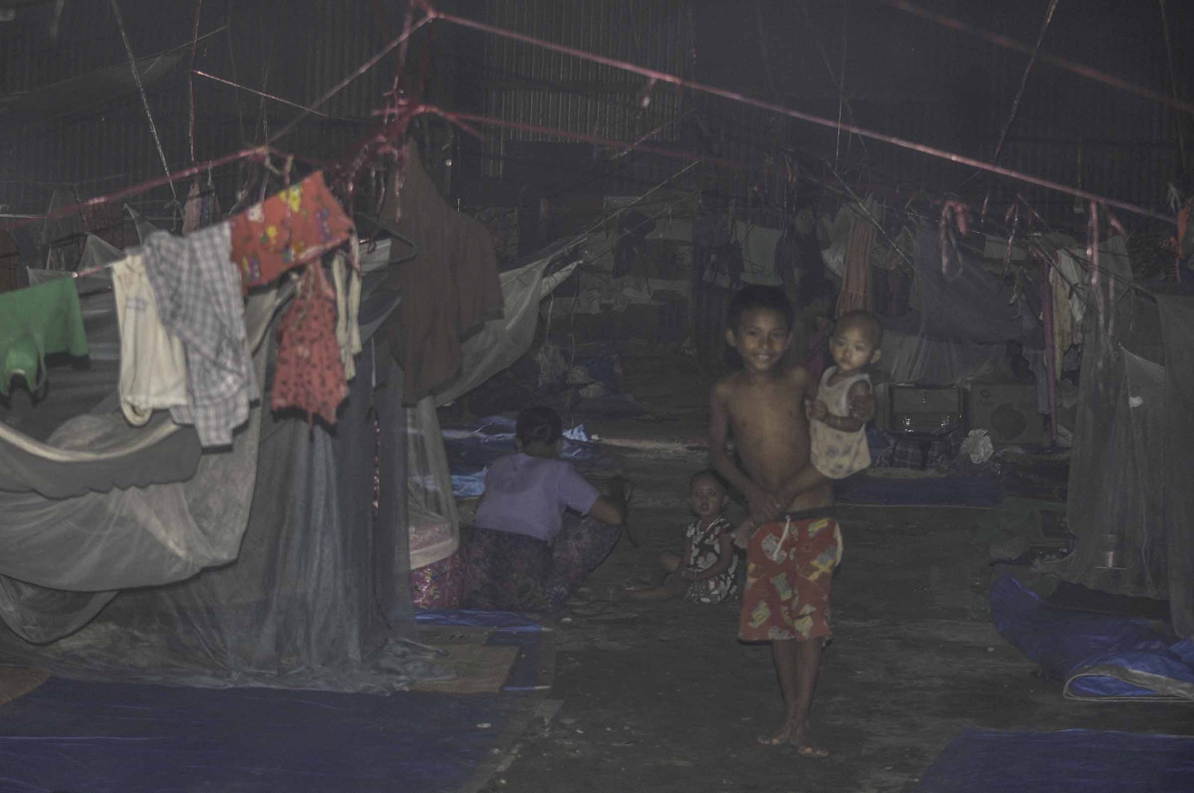 ရသေ့တောင်မြို့တွင်  စစ်ဘေးရှောင် ၂၀၀ ကျော် ဂိုဒေါင်ထဲတွင် နေထိုင်နေကြရ