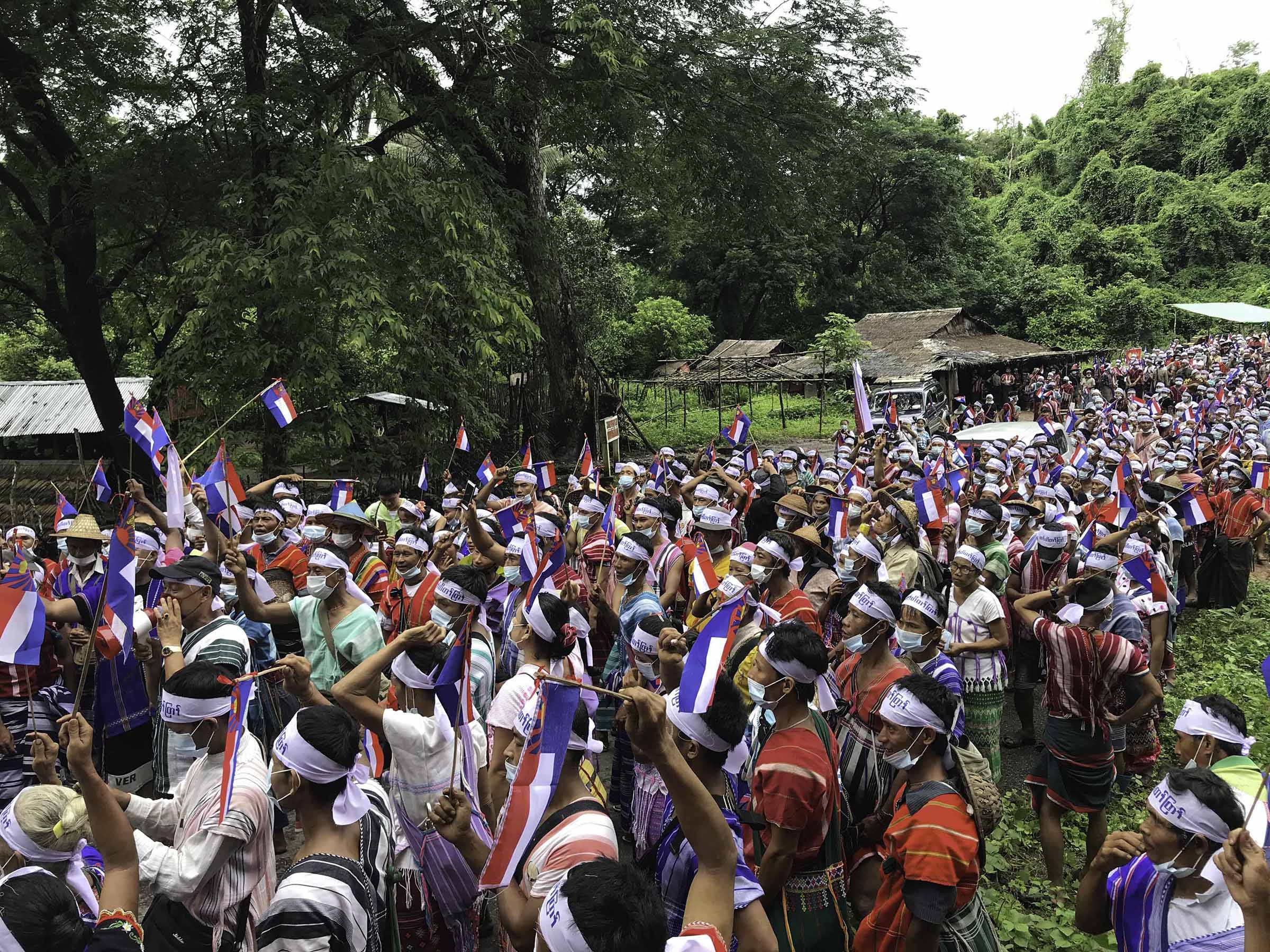တပ်မတော် တပ်စခန်းများရုပ်သိမ်းပေးရန် ဖာပွန်ဒေသခံ ၄၀၀၀ ကျော်ဆန္ဒပြတောင်းဆို