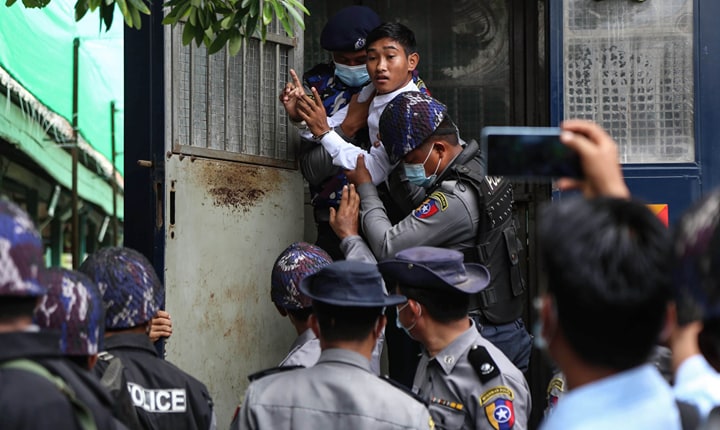ပုသိမ်ကြီးမြို့နယ်တရားရုံးရှေ့၌ ဗကသကျောင်းသားများနှင့် ရဲတပ်ဖွဲ့ ရုန်းရင်းဆန်ခတ်ဖြစ် 