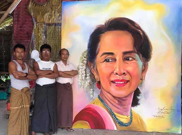 ရှားပါးဇာတ်ပိုစတာရေးနည်းဖြင့် ရေးဆွဲထားသည့် ဒေါ်အောင်ဆန်းစုကြည် ပုံတူပန်းချီ