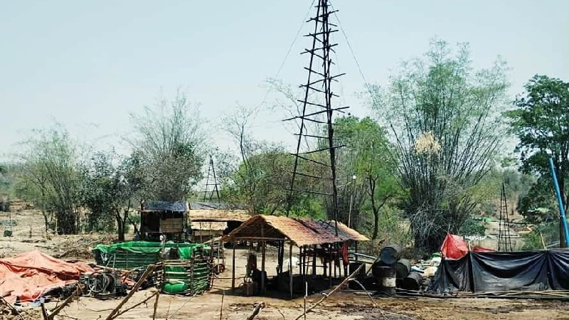 တရားမဝင် ရေနံတူးသူများနှင့်ချက်ဖိုများကို ဖမ်းဆီးအရေးယူရန်မလွယ်ဟု မကွေးဝန်ကြီးချုပ်ပြော