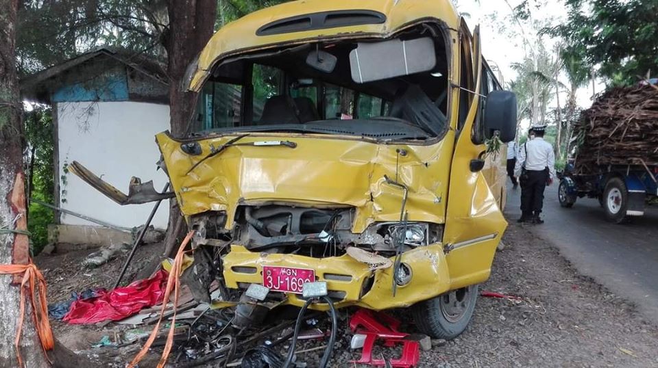 မအူပင်မြို့ဝင်တိုးဂိတ်အား ခရီးသည်တင်ယာဉ်ဝင်တိုက်၊ ရဲတပ်ကြပ်အပါအဝင်  ၆ ဦး ဒဏ်ရာရ