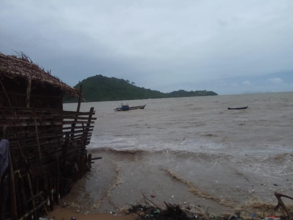 ပင်လယ်ဒီရေမြင့်တက်လာသဖြင့် ရေးမြို့နယ် ဇီးဖြူသောင်ပင်လယ်ကမ်းစပ်နား နေထိုင်သူများ စတင်ရွှေ့ပြောင်း