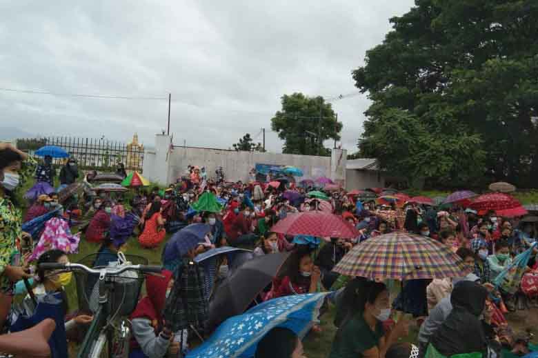 မဲဆောက်အထည်ချုပ်စက်ရုံပိတ်ထားသဖြင့်  မြန်မာလုပ်သား ၆၀၀ ကျော် အခက်ကြုံ 