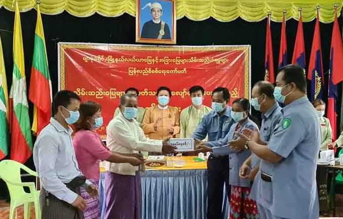 စည်ပင်နှင့် ငါးလုပ်ငန်းက တောင်သူများအား မြေယာလျော်ကြေးငွေပေးအပ်