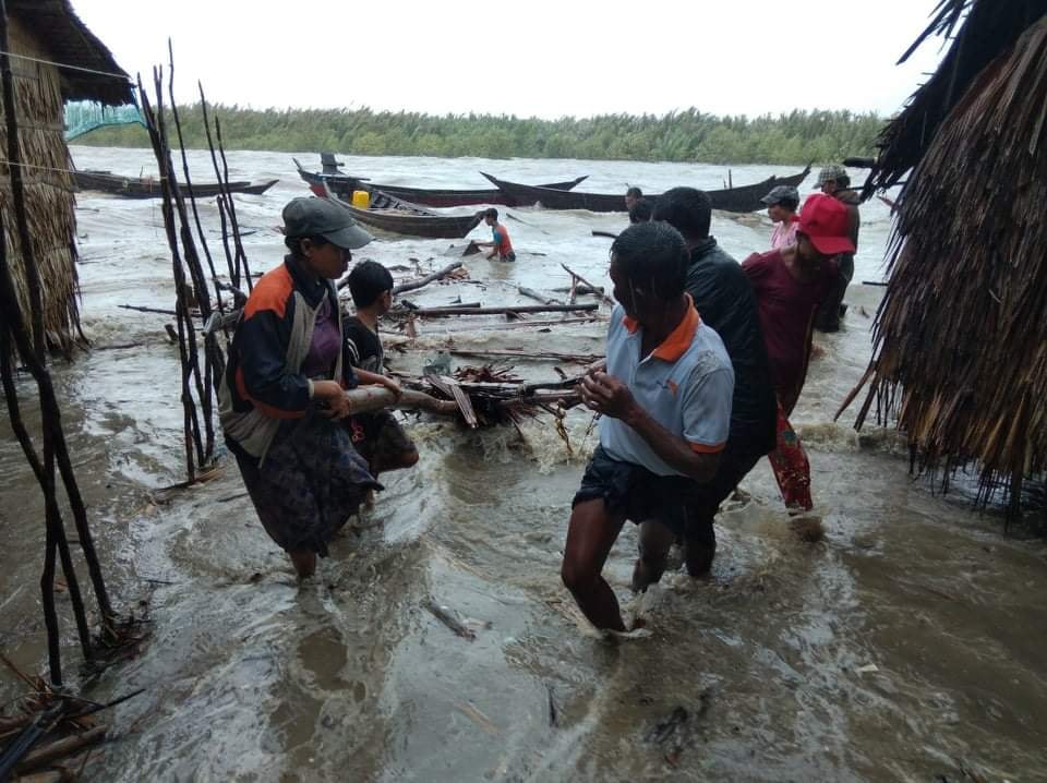 ဖျာပုံမြို့နယ်၌ လေပြင်းတိုက်ပြီး ပင်လယ်ဒီရေလှိုင်းကြီးလာသဖြင့် လူနေအိမ်များပြိုကျပျက်စီး