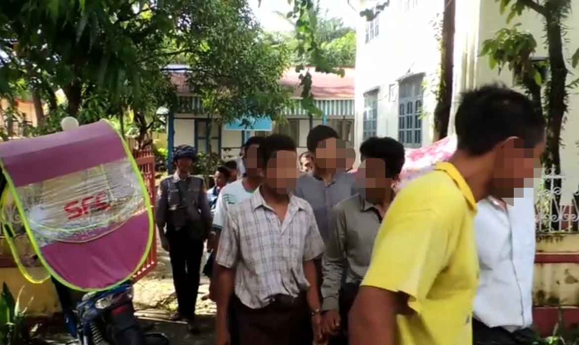 တပ်မတော်က ရဲစခန်းလွှဲပြောင်းပေးခဲ့သူများနှင့် တွေ့ခွင့်ပေးရန် မိသားစုဝင်များ တောင်းဆို