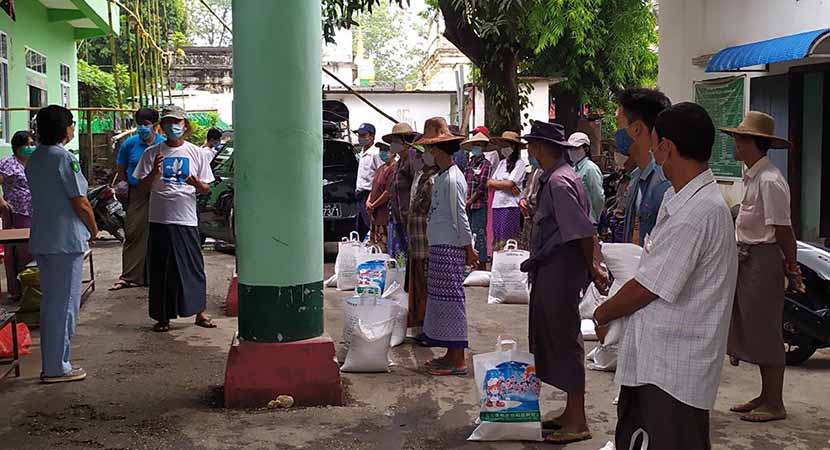 မြန်အောင်တွင် ရှစ်လေးလုံး  နှစ်ပတ်လည်နေ့ အချုပ်သားများကို စားသောက်ကုန်များ လှူဒါန်း