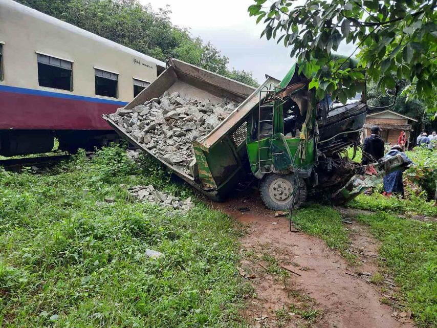 ရေးမြို့နယ်တွင် ရထားနှင့်ကားတိုက်မိသဖြင့် လူ ၆ ဦးဒဏ်ရာရ