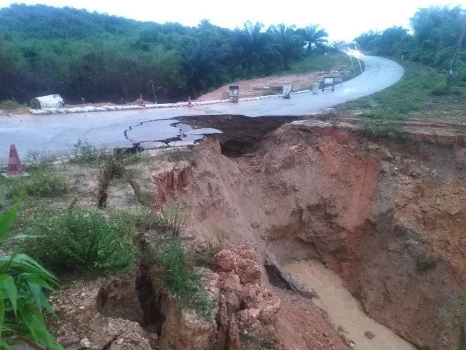မိုးရွာသွန်းမှုကြောင့် ကော့သောင်း-ဘုတ်ပြင်း ပြည်ထောင်စုလမ်းမကြီး မြေကျွံ လမ်းကျိုးကျ