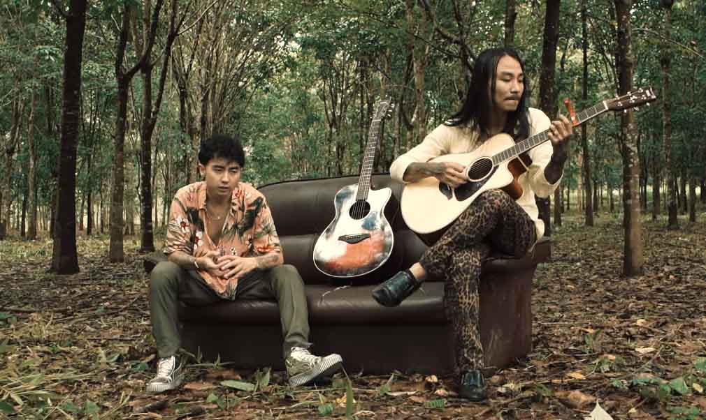 နှုတ်ခမ်းနီမလေးတို့ အသည်းစွဲ Eternal Gosh အဖွဲ့သီချင်းသစ်-“ခြေထောက်”