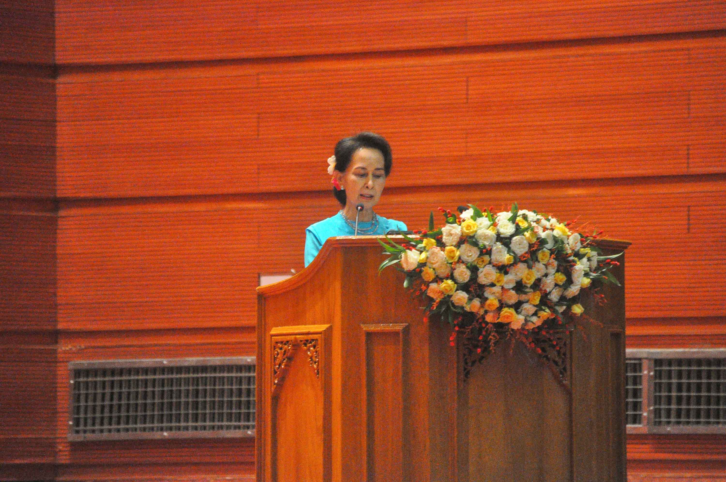 လက်နက်အားကိုး “နိုင်ငံရေးဓလေ့ဆိုး”ကို ဖြတ်တောက်ရန် ဒေါ်အောင်ဆန်းစုကြည်တိုက်တွန်း 
