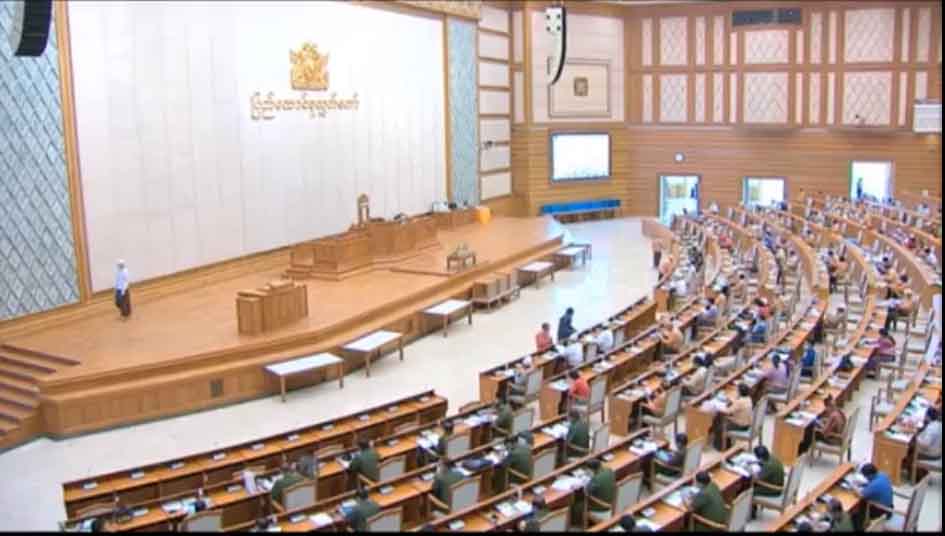 မန္တလေးတက္ကသိုလ်ဘောလုံးကွင်းပြုပြင်ရန် တောင်းခံသည့်စရိတ်များနေသည့်အပေါ် လွှတ်တော်၌ဝေဖန် 