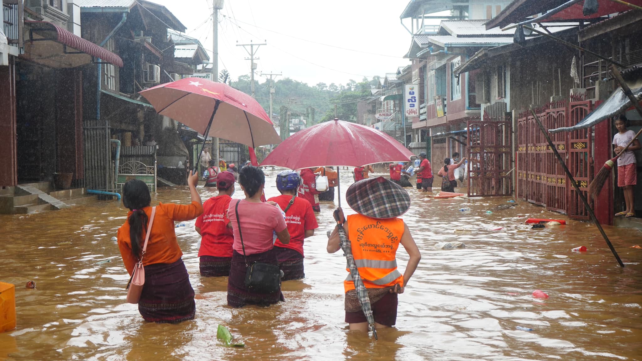 ဖားကန့် ရေဘေးသင့်ပြည်သူများအတွက် အစားအစာနှင့် ရေသန့်များလှူဒါန်း