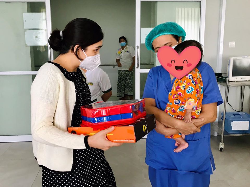 မွေးရာပါနှလုံးအပေါက်ပါ ကလေးလူနာများအား သရုပ်ဆောင်ချစ်သုဝေ သွားရောက်အားပေး (ဓာတ်ပုံ) 